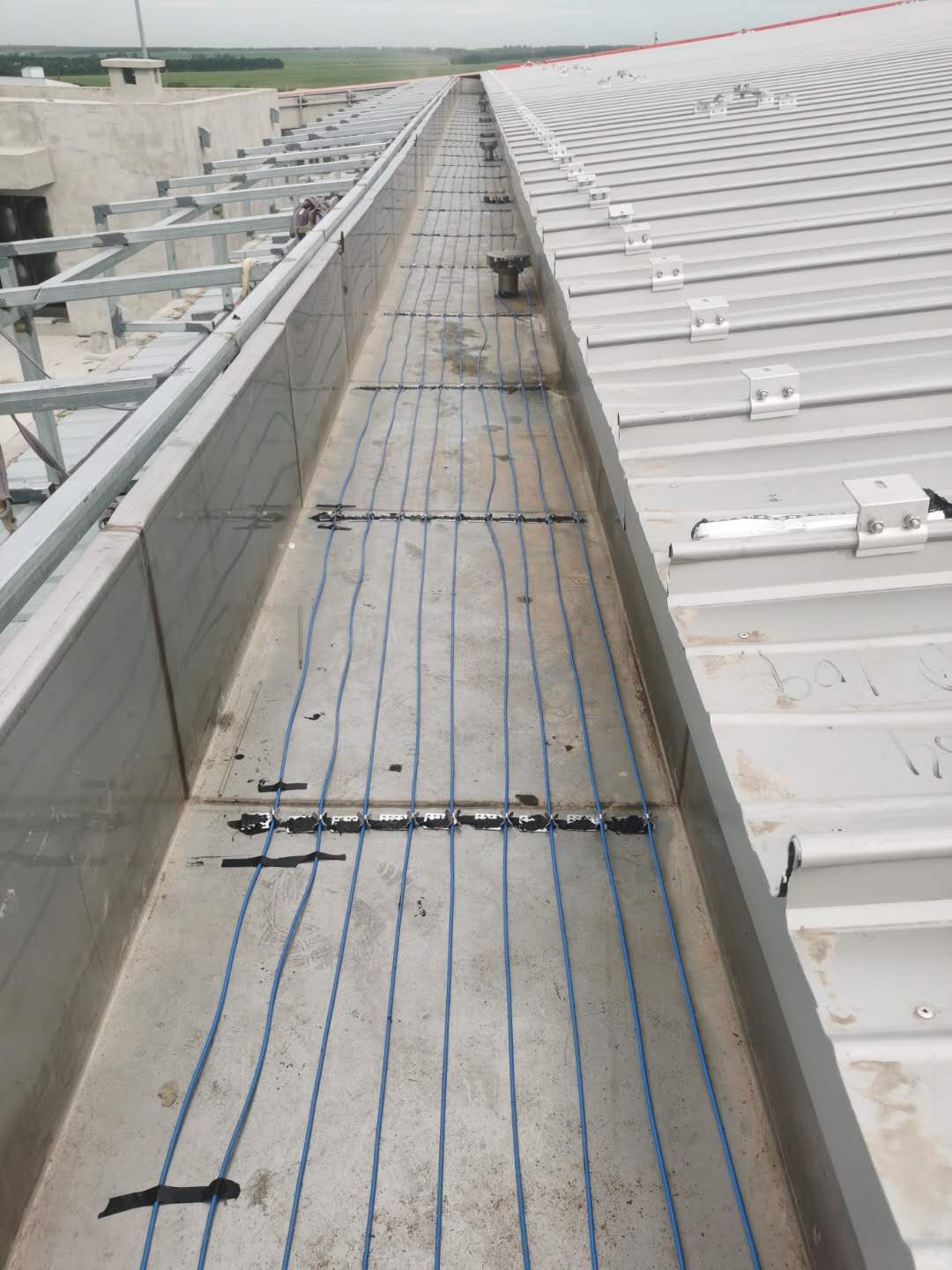 屋頂融雪電伴熱系統(tǒng)適用于居民住宅、機(jī)場(chǎng)、火車(chē)站、體育館 